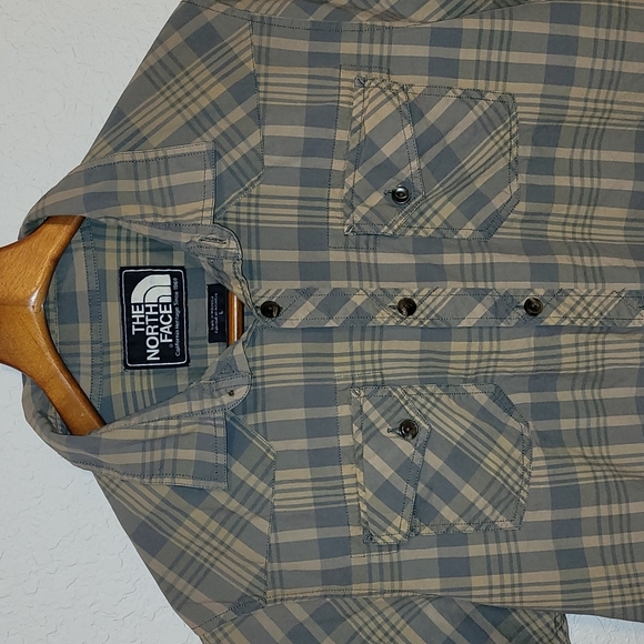 The North Face button down Short Sleeve top - Picture 2 of 6